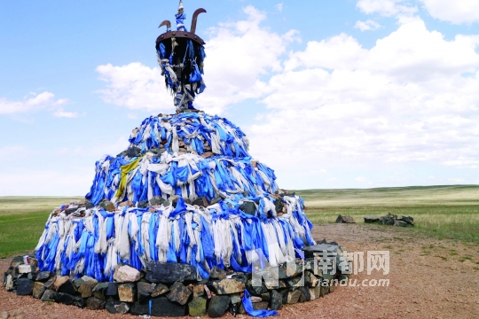 草原的天空，经?？梢钥吹讲屎纾屎缦缕锫肀汲?，无比畅快。