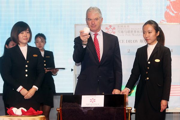 「富国高银雪地马球世界杯赛2014」新闻发布会上，国际马球联合会市场推广委员会委员罗得里克?尼浩先生在监督分组抽签